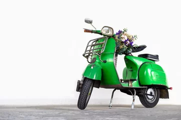 Schilderijen op glas Green vintage scooter with a bouquet of flowers in basket © Jeerayut