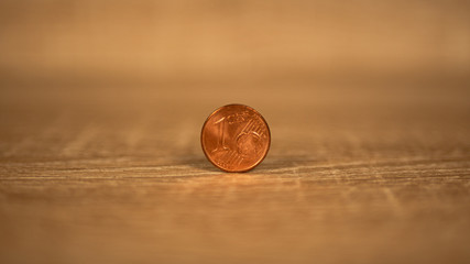 Pièce de 1 centimes debout sur une table