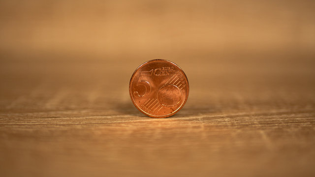 Pi&egrave;ce de 5 centimes debout sur une table