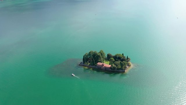 Aerial 4K - Lago D'Iseo (IT) - Monte Isola - vista dell'isola di San Paolo 