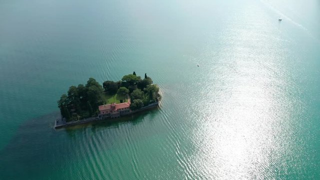 Aerial 4K - Lago D'Iseo (IT) - Monte Isola - vista dell'isola di San Paolo 