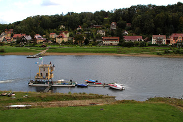 Eine kleine Burg an der Elbe