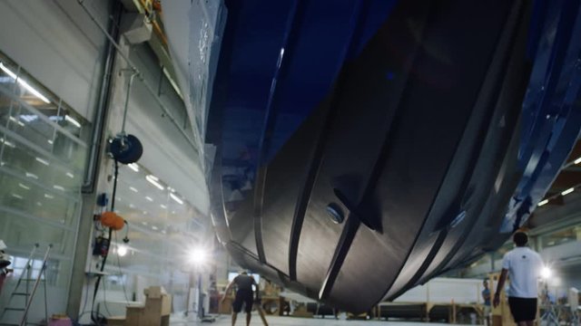 Folie auf Boot Seitenansicht in Werft - Foil on a Boat Sideview in a shipyard