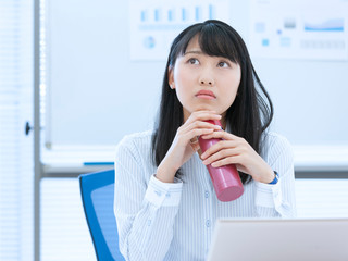 水筒を持つビジネスウーマン