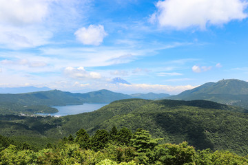 Fototapeta premium 大観山から見た芦ノ湖と富士山（神奈川県箱根町）