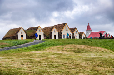 Obraz premium GLAUMBAER, ICELAND - AUGUST 8, 2019: Tourists visit Museum-estate Glaumbaer. The concept of the historical and cultural tourism