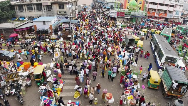 A large market place during peak hours in Bangalore (KR Market).