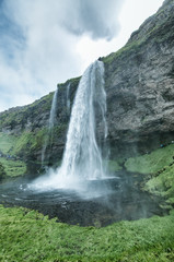 Obraz premium Wodospady Seljaland, Islandia. Niesamowity krajobraz z wodą i roślinnością