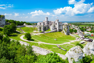 Fototapeta na wymiar medieval castle ruins located in Ogrodzieniec, Poland