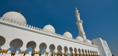 Sheikh Zayed Mosque on a beautiful sunny day, Abu Dhabi, UAE