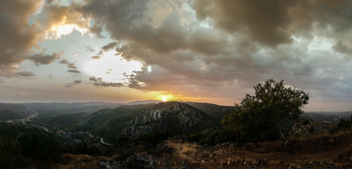 Obraz premium Hermoso paisaje aéreo de montaña al atardecer con nubes nubes - panorámica