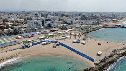 Fototapeta premium city skyline near the beach