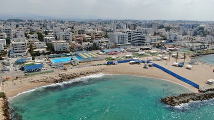 Obraz premium city skyline near the beach