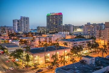 Obraz premium Night skyline of Miami Beach, FL