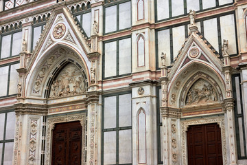Obraz premium Architectural fragments of Florence Basilica of Holy Cross (Basilica di Santa Croce, 1385) - Franciscan church on Piazza di Santa Croce - largest Franciscan church in world. Florence, Tuscany, Italy.