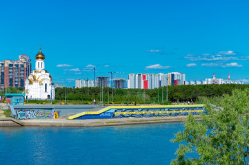 Obraz premium View of the footbridge over the river in the city. View from the river.