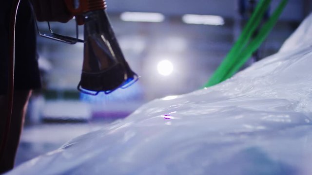 Folie eines Bootes erhitzen in einer Werft. - Heating the foil of a boat in a shipyard