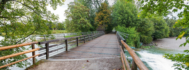 Erholungsgelände Flaucher mit Brücke über die Isar, Fluss durch München. Panorama Landschaft