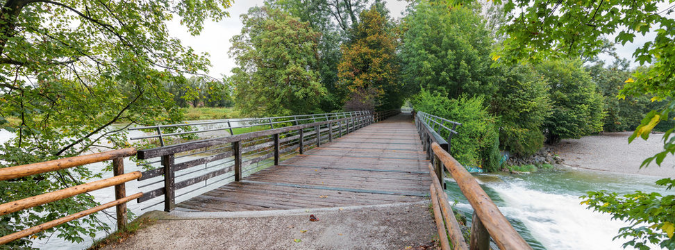 Erholungsgel&auml;nde Flaucher mit Br&uuml;cke &uuml;ber die Isar, Fluss durch M&uuml;nchen. Panorama Landschaft