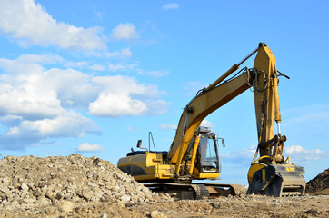 Excavator with crusher bucket for crushing concrete. Construction waste recycling for construction mix. Sifting and grinding bucket for the separation of concrete into fractions of higher quality.