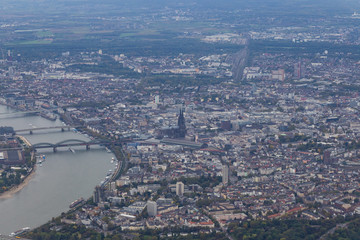 Kölner Innenstadt mit Dom aus der Luftperspektive