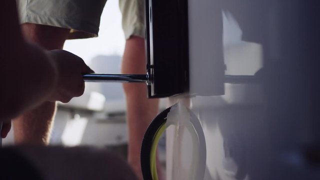Schraube festdrehen auf einem Boot - Turning a screw firmly on a boat