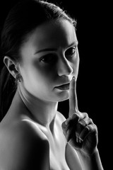 Obraz premium finger on lips