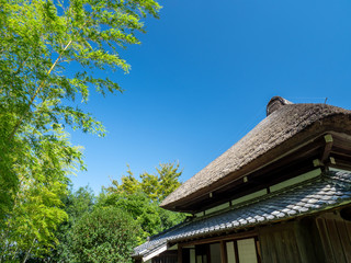 青空と日本の古民家