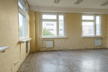 Fototapeta na wymiar room in the apartment that needs repair