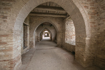 Fototapeta na wymiar Via con gli archi nel piccolo borgo di Fossa di Vico in Umbria