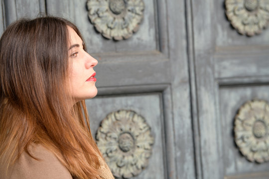 Bellissima modella posa con sorriso e sguardo 