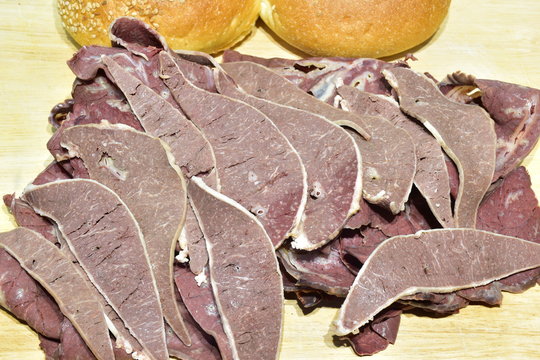 focaccia con milza. Tipico cibo da strada della citt&agrave; di Palermo, Sicilia.Si tratta di milza di vitello bollita e successivamente fritta nello strutto.Insieme alla milza viene usato anche il polmone