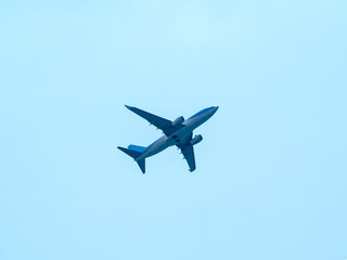 Fototapeta na wymiar Plane wing land high on blue background