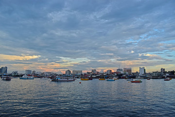 Fototapeta premium Pattaya Pier Is a beautiful tourist destination When the sun goes down With many ships waiting Tourist service