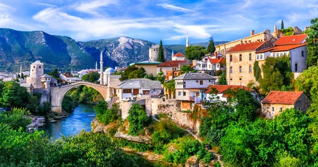 Gardinen Erstaunliche ikonische Altstadt von Mostar mit berühmter Brücke in Bosnien und Herzegowina © Freesurf