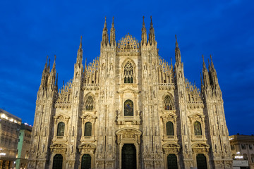 Fototapeta premium ミラノ大聖堂 ドゥオモ 夜景
