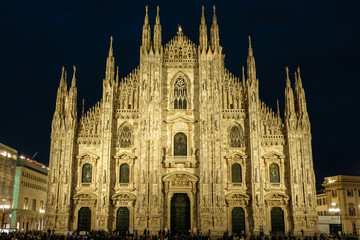 Fototapeta premium ミラノ大聖堂 ドゥオモ 夜景