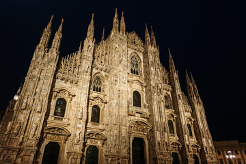 Fototapeta premium ミラノ大聖堂 ドゥオモ 夜景