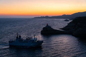 Bonifacio Leuchtturm Hafeneinfahrt Fähre Sonnenuntergang Meer Mittelmeer Schiff Korsika Frankreich...