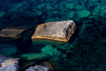 Felsen Brandung Mittelmeer Korsika Bonifacio Klippen türkis kristallklar Wasser Wellen tauchen...
