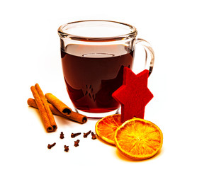Glühwein mit Zimt und Nelken