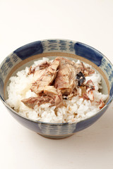 鯖の水煮をのせたご飯
