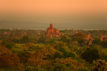 Obraz premium sunrise over Bagan, Myanmar temples in the Archaeological Park, Burma.