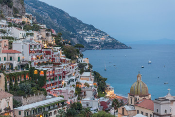 Naklejka premium Widok na miejscowość Positano wzdłuż wybrzeża Amalfi we Włoszech, Kampanii, Neapolu