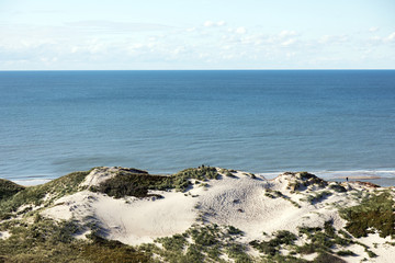 Sanddüne mit Meer im Hintergrund