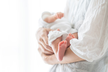 Obraz na płótnie Canvas 新生児（0歳0ヶ月）とお母さん