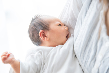 新生児（0歳0ヶ月）とお母さん