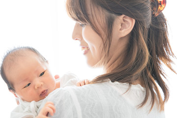 新生児（0歳0ヶ月）とお母さん