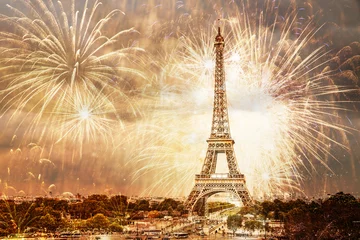 Tuinposter romantische nieuwjaarsbestemming Eiffeltoren met vuurwerk Parijs, Frankrijk © Melinda Nagy