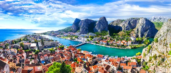 Türaufkleber Landmarks of Croatia - impressive Omis town surrounded with gorges, over Cetina river © Freesurf